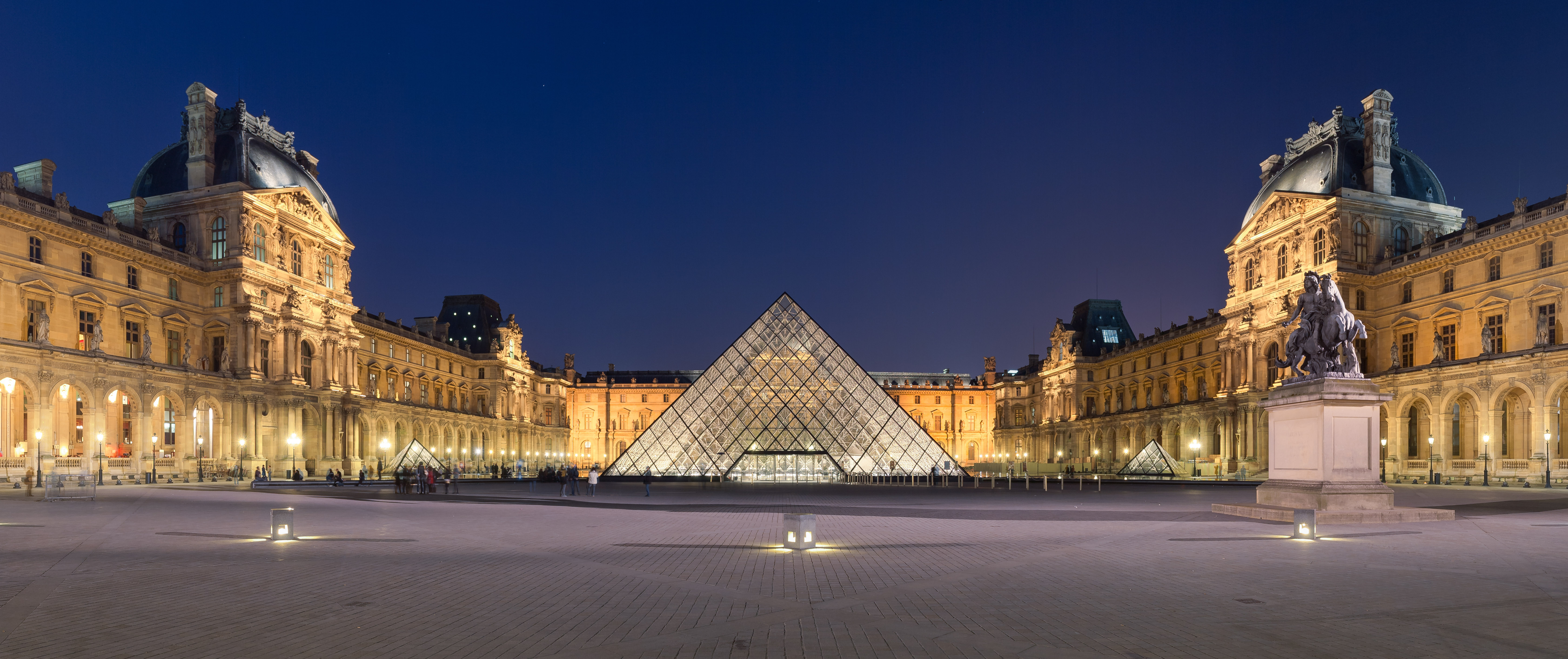 Paris Landmarks — Louvre & Notre-Dame