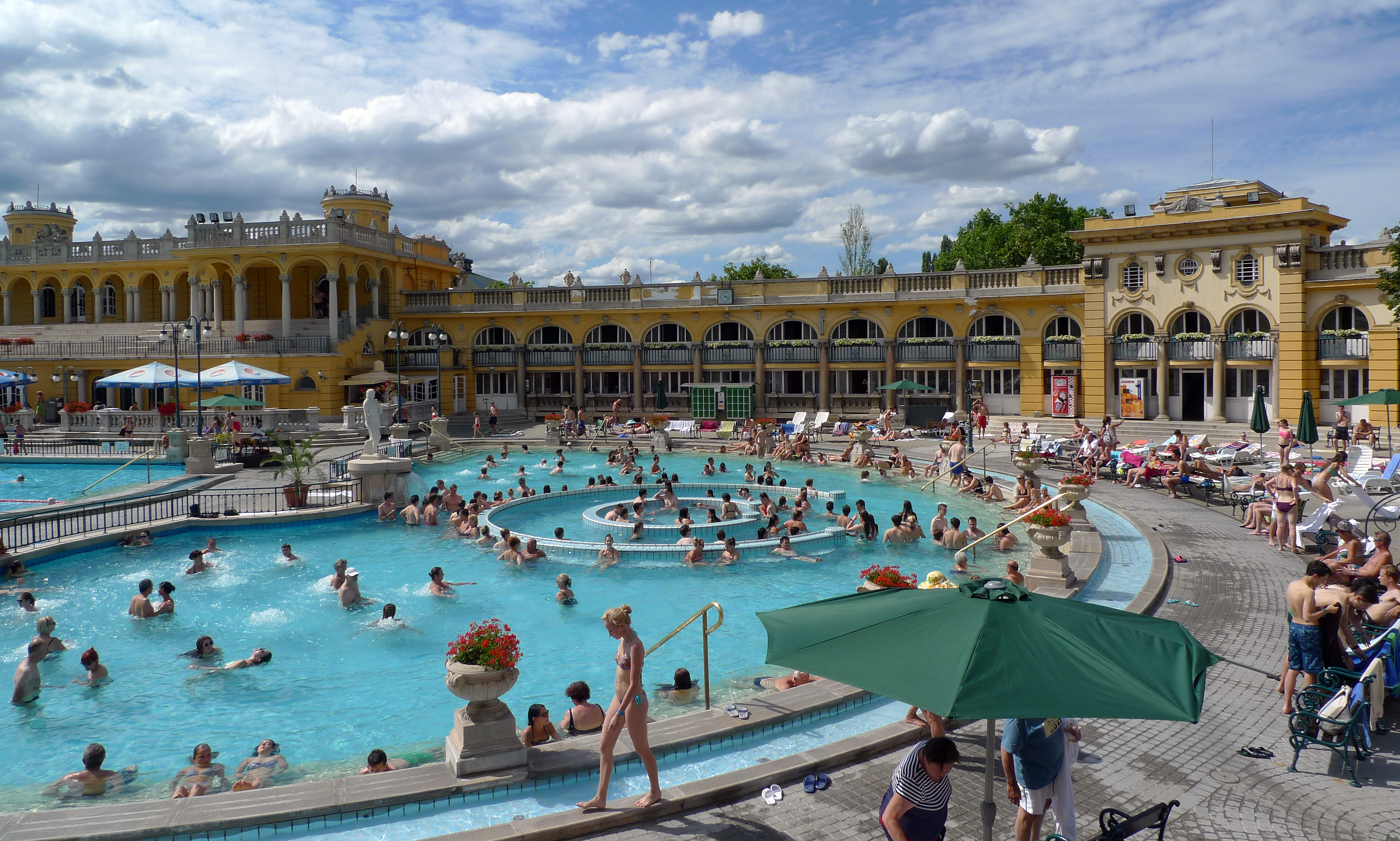 Széchenyi thermal bath building and outdoor pool